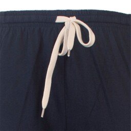 Close-up van een donkerblauwe pyjama broek met een wit trekkoord in de tailleband