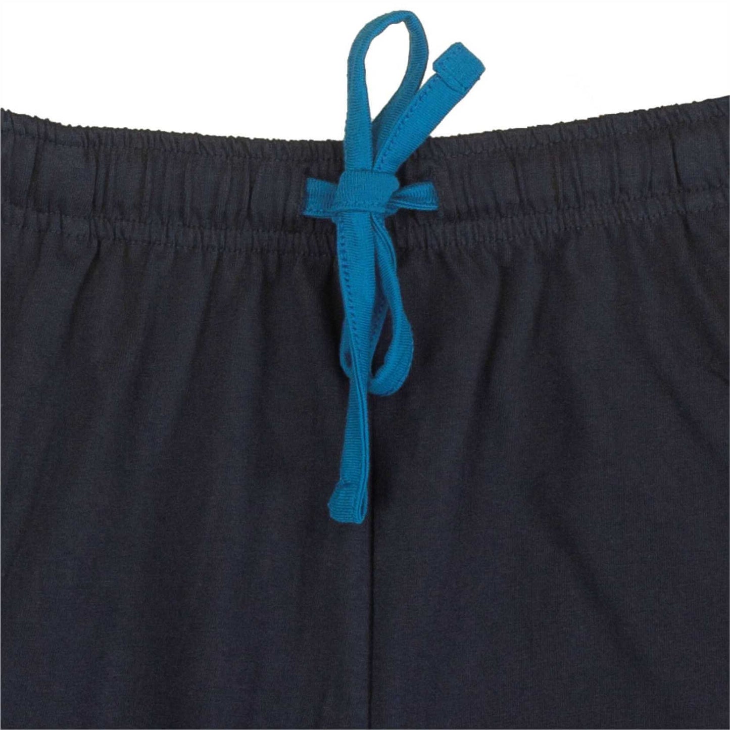 Close-up van een donkerblauwe pyjamabroek met een blauwe trekkoord in de tailleband.