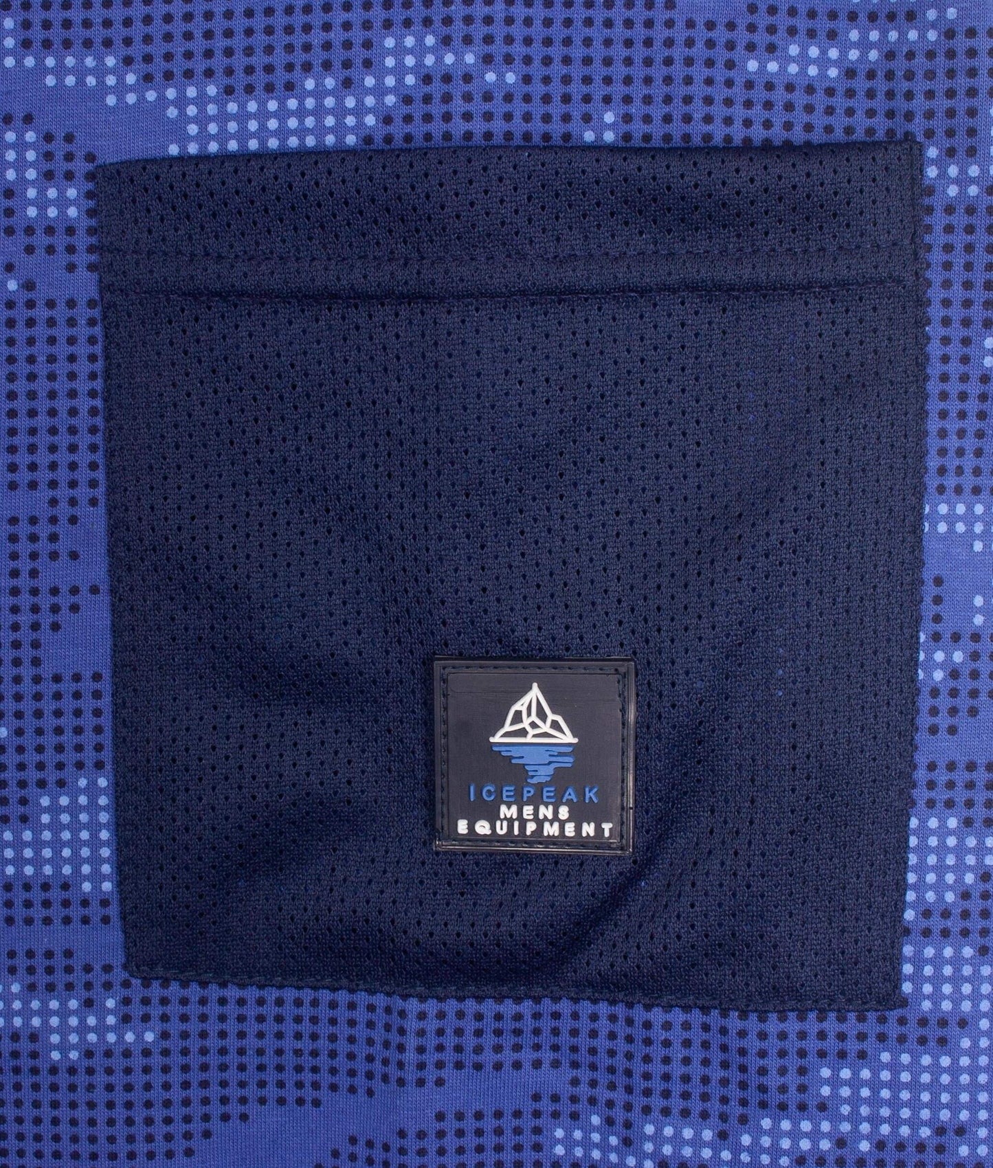 Donkerblauwe pyjama top met Icepeak logo op het zakje, tegen een blauwe achtergrond met witte stippen