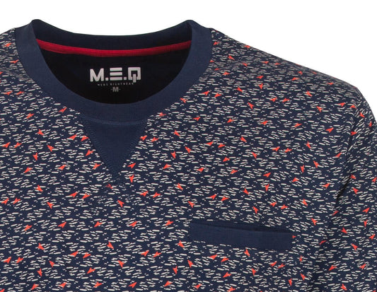 Blauwe pyjama met witte en rode print, ronde hals en borstzakje. MEQ logo zichtbaar op de kraag.