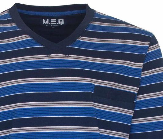 Blauw gestreepte heren pyjama top met V-hals. Strepen in donkerblauw, lichtblauw en wit. MEQ logo zichtbaar.