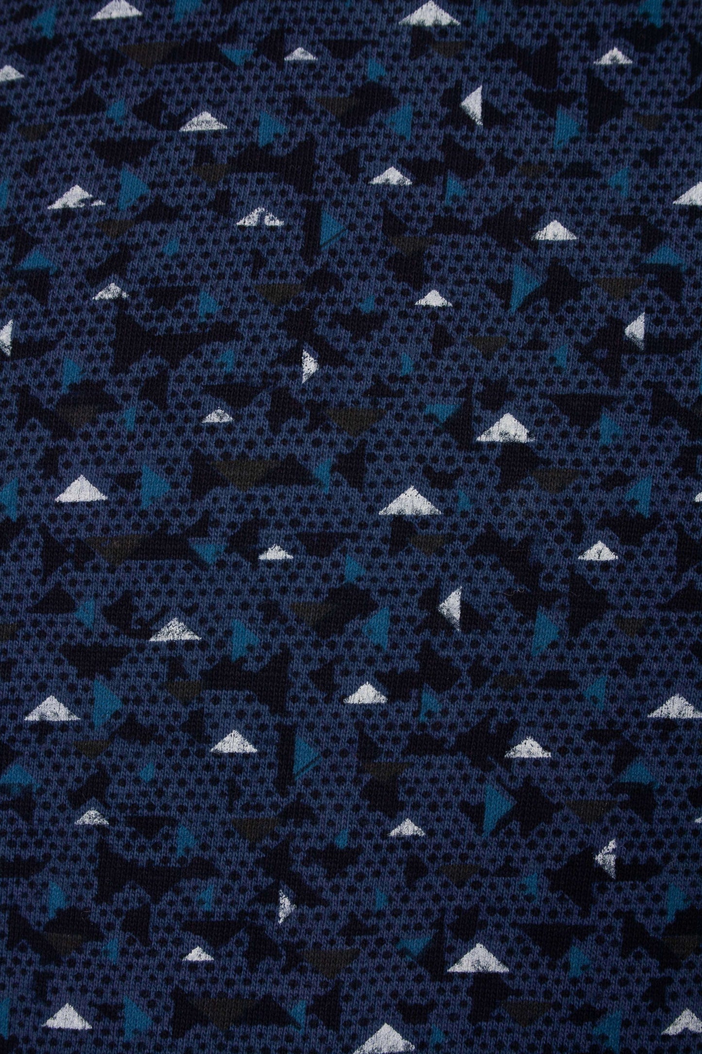 Blauwe katoenen stof met geometrisch patroon van witte driehoeken en donkere vlakken voor een peren pyjama