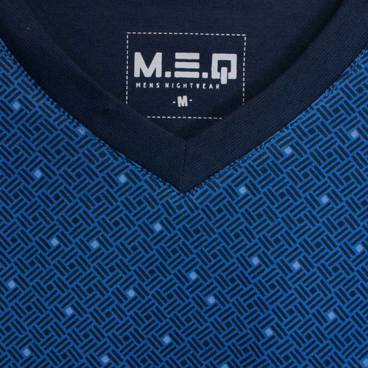 Blauwe pyjama met geometrisch patroon. MEQ logo zichtbaar op donkerblauw label. V-hals en jersey stof.