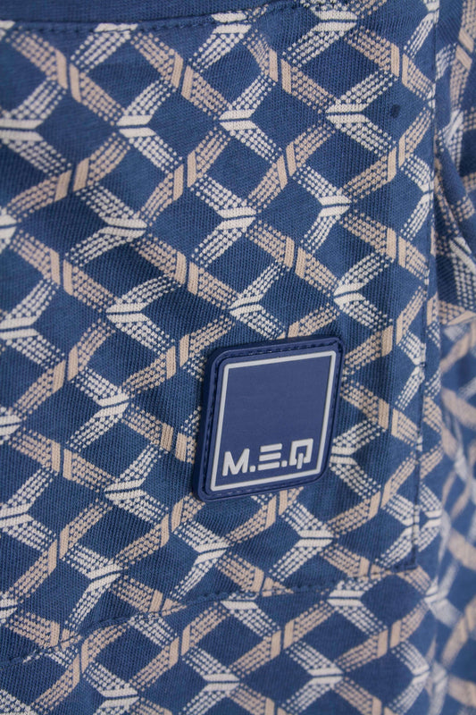 Blauwe pyjamastof met geometrisch patroon in beige en wit, met een M.E.Q. logo-embleem