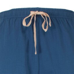 Close-up van een blauwe pyjama broek met een lichtroze trekkoord in de elastische tailleband.
