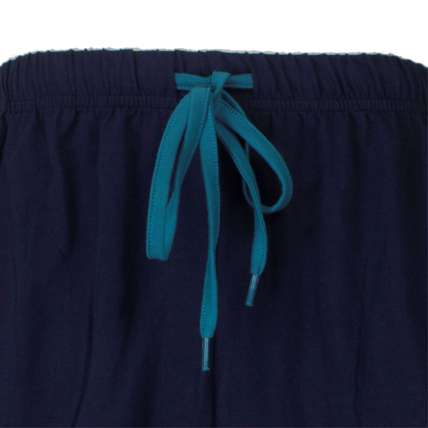 Close-up van een donkerblauwe pyjama broek met een turquoise trekkoord in de tailleband.