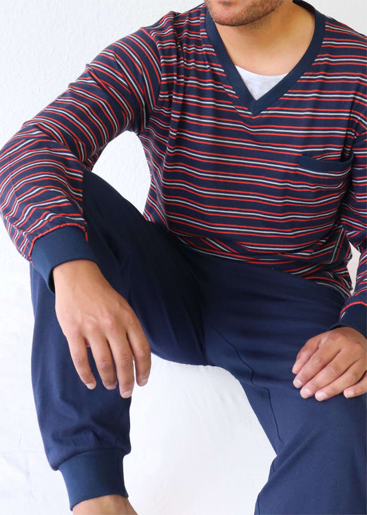 B-gedeelte van een blauw gestreepte pyjama met V-hals en lange mouwen, gedragen door een model