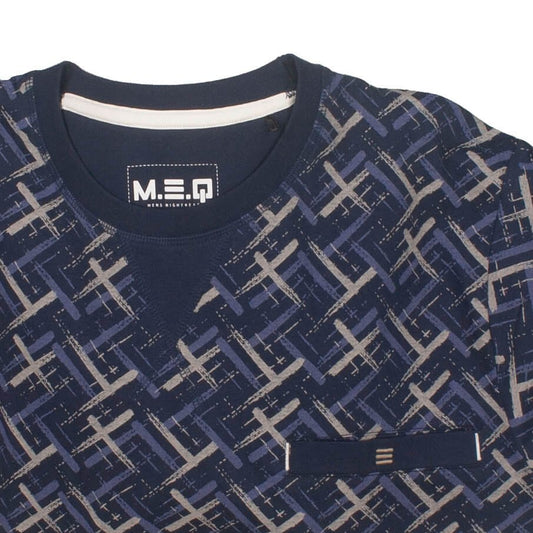 Donkerblauwe pyjama met geometrisch patroon. Close-up van de hals met MEQ-label en patroondetail.