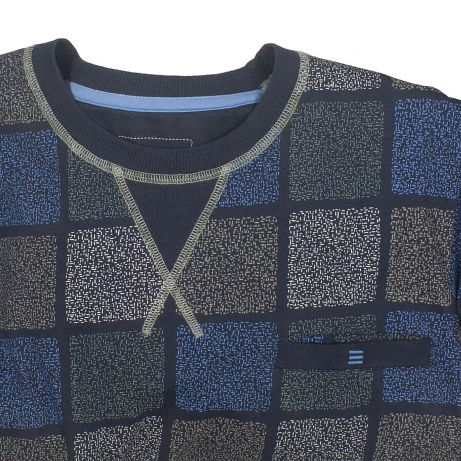 Geruite herenpyjama met ronde hals in blauw en grijs. Gedetailleerd patroon met contrasterende naden.