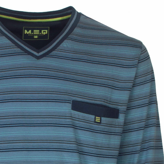 Close-up van een gestreepte blauwe pyjama top met V-hals en borstzakje, merk MEQ zichtbaar op label