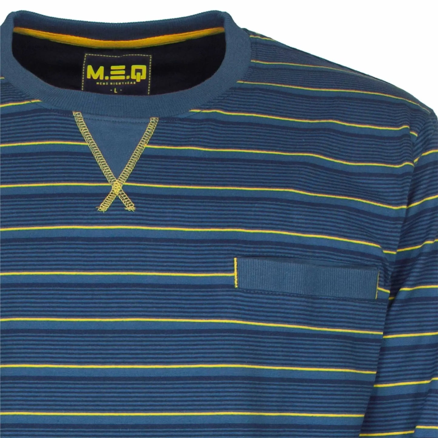 Blauw gestreepte pyjama top met gele accenten, ronde hals, borstzak en decoratief stiksel op de borst.