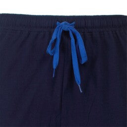 Close-up van een donkerblauwe pyjamabroek met een blauwe trekkoord aan de taille.
