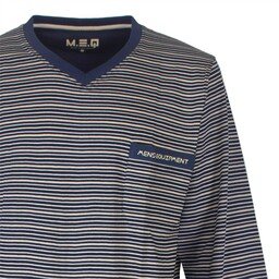 Gestreepte heren pyjama met ronde hals en borstzakje. Donkerblauwe boorden aan hals en mouwen.