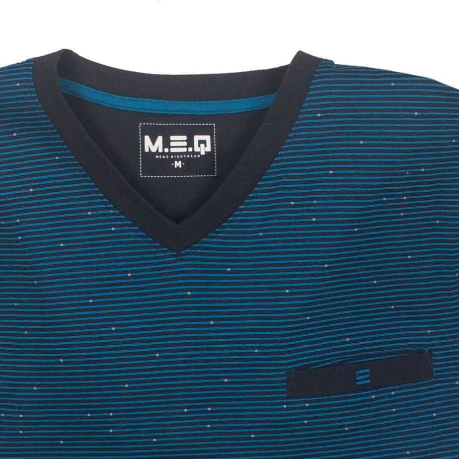 Blauwe gestreepte heren pyjama met V-hals en subtiele stippen. MEQ-label zichtbaar op de binnenkant van de kraag.