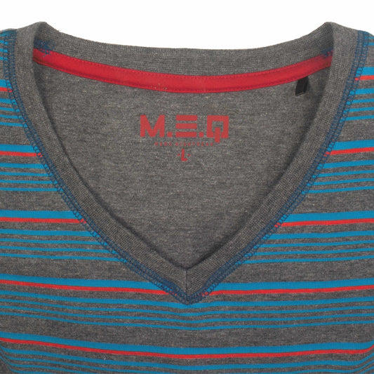 Donkergrijze V-hals pyjama top met blauwe en rode strepen. MEQ logo zichtbaar op de binnenkant van de kraag.