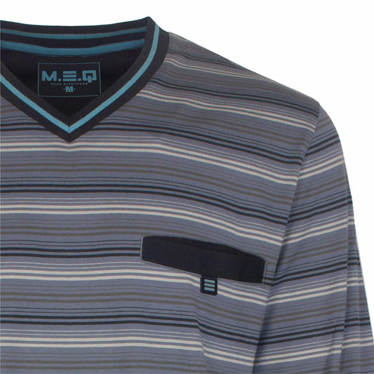 Grijze gestreepte pyjama top met V-hals, lange mouwen en een klein zakje op de borst. MEQ logo zichtbaar op de kraag.