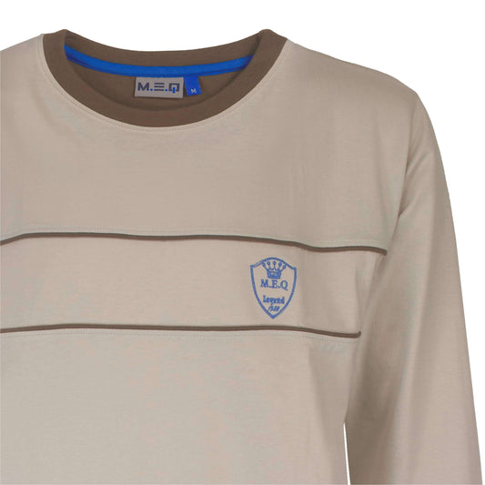 Beige pyjama shirt met bruin randje, blauw MEQ logo en kroon. Merk label zichtbaar in de hals.