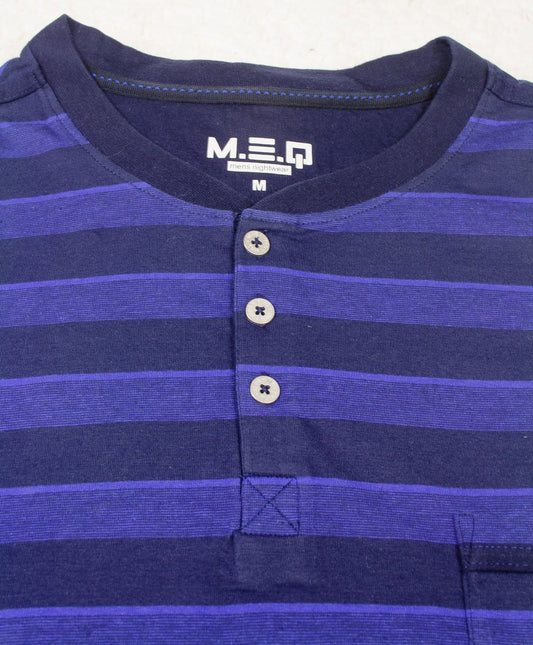 Blauw gestreepte pyjama top met polo sluiting, drie knoopjes en M.E.Q. logo. Gemaakt van katoen.