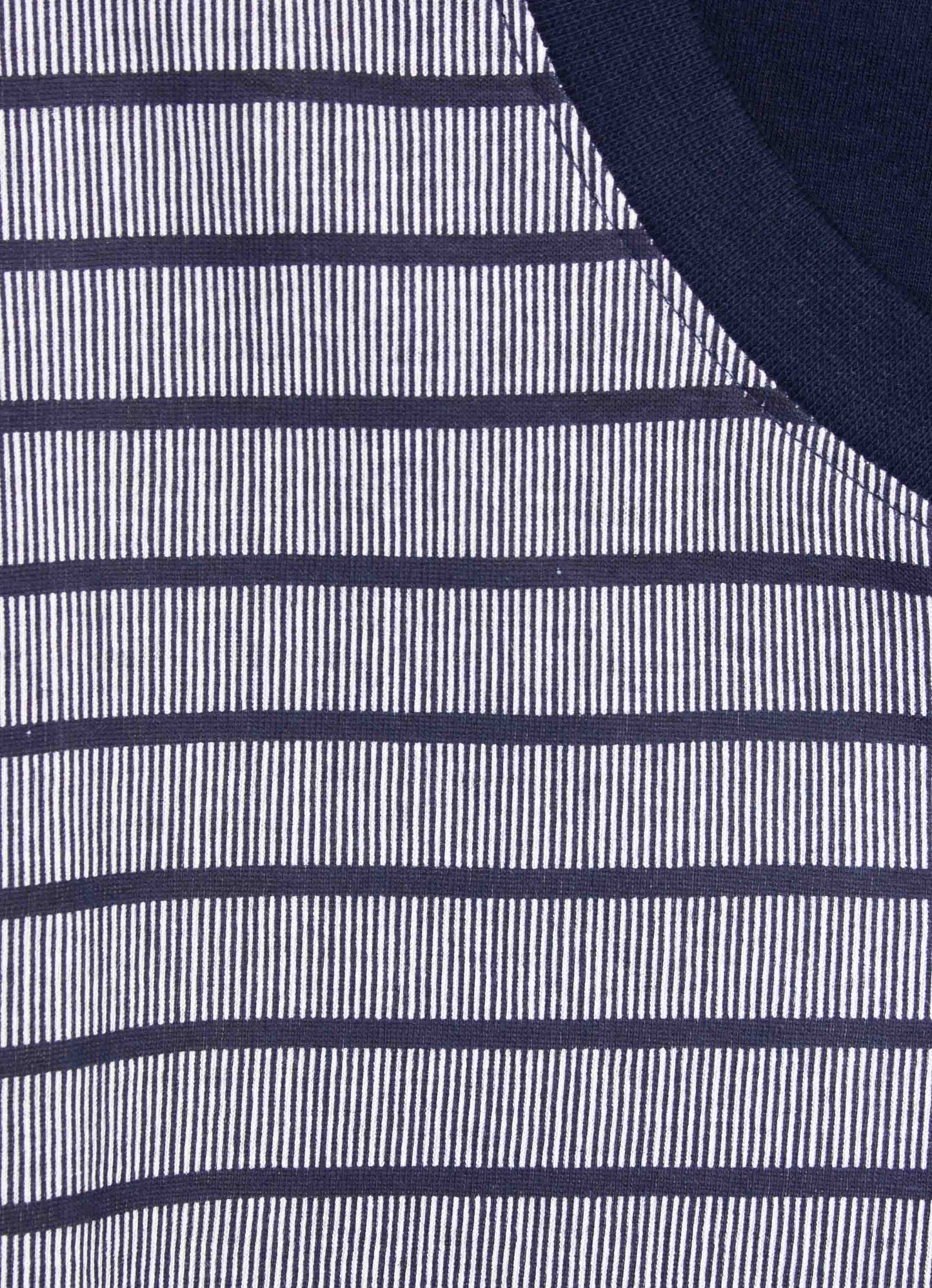 Gestreepte stof van een pyjama met afwisselend dunne verticale strepen en bredere horizontale banden in lichtgrijs en donkerblauw.