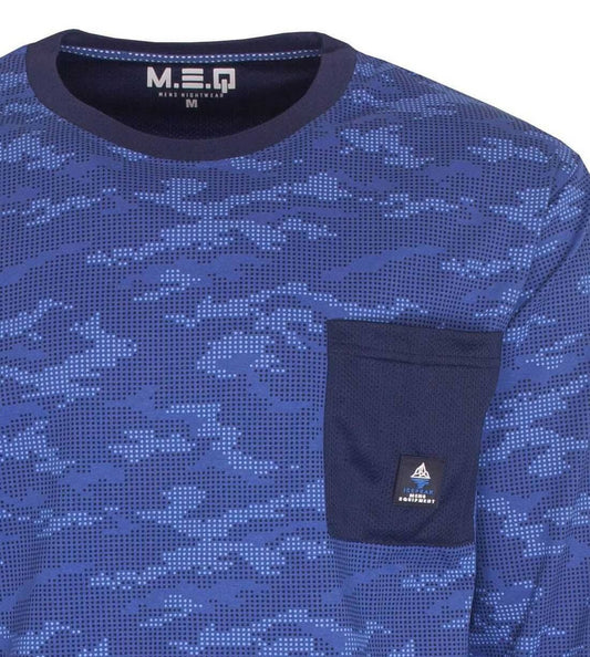 Blauwe pyjama top met camouflagepatroon van kleine stippen, ronde hals en donkerblauw borstzakje met logo.