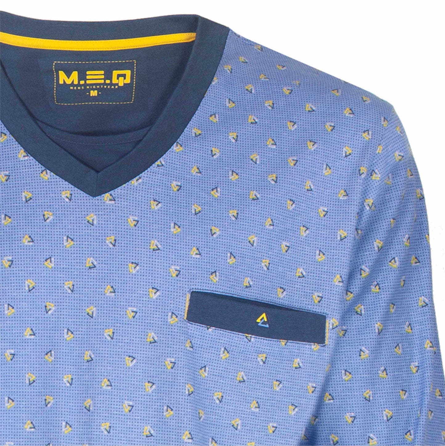 Lichtblauwe pyjama top met V-hals, kleine driehoekjes print en donkerblauwe accenten. MEQ label zichtbaar.