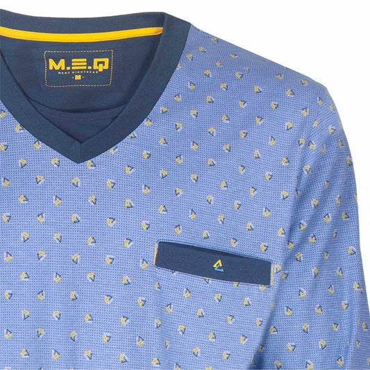 Lichtblauwe pyjama top met V-hals, kleine driehoekjes print en donkerblauwe accenten. MEQ label zichtbaar.