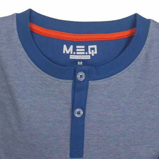 Lichtblauwe pyjama top met ronde hals, knoopsluiting en M.E.Q. logo. Gestreept patroon met blauwe details.