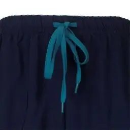 Close-up van een navy blauwe pyjama broek met een turquoise aantrekkoord aan de taille.