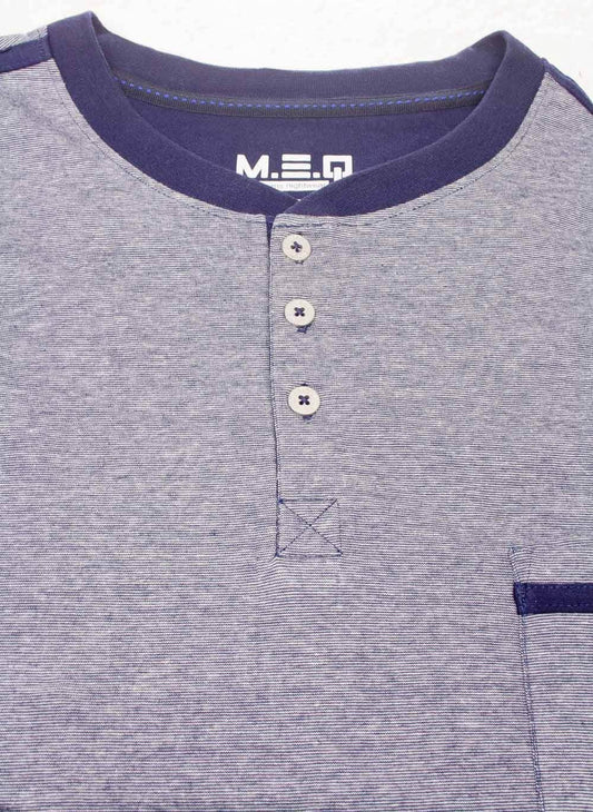 Blgrijze pyjama top met polo sluiting, drie knoopjes, en contrasterende blauwe kraag. MEQ logo zichtbaar.
