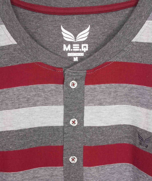 Grijze gestreepte heren pyjama top met rode en witte strepen, polo sluiting en MEQ logo op de borst.