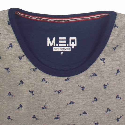 Grijze pyjama met ronde hals, M.E.Q. logo, en klein patroon van driehoekige figuren op de stof.