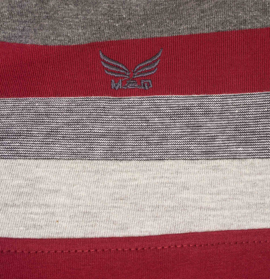 Rood gestreepte stof met grijs en wit, met geborduurd MEQ-logo en vleugels op de rode strook.