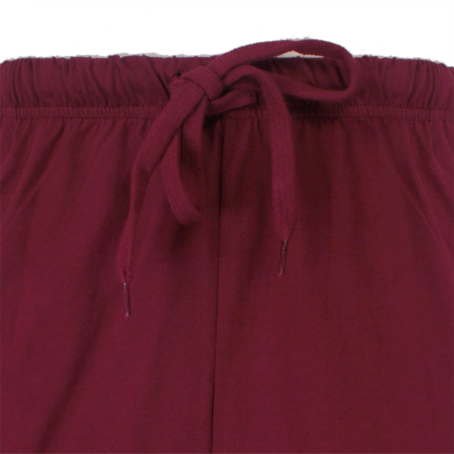 Close-up van de taille van een rode pyjamabroek met elastische band en aantrekkoord in dezelfde kleur.