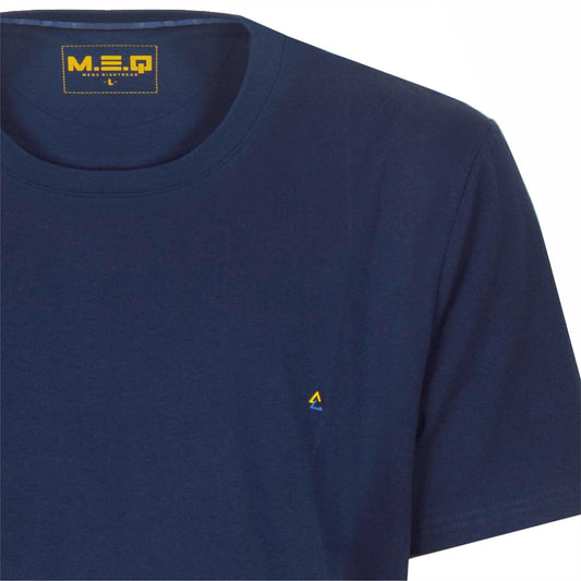 Close-up van een donkerblauwe katoenen T-shirt met ronde hals, korte mouwen en een klein geel logo op de borst.