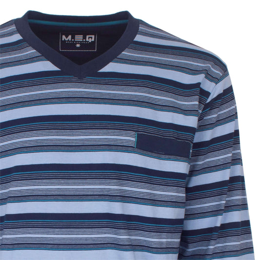 Blauw gestreepte heren pyjama met V-hals en lange mouwen. Afwisselende strepen in licht- en donkerblauw.