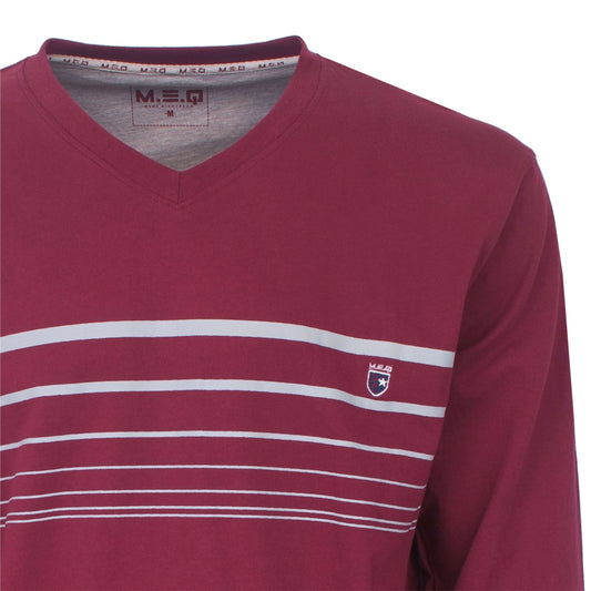 Bordeauxrode pyjama met V-hals en lange mouwen. Witte horizontale strepen op de borst en een klein logo.