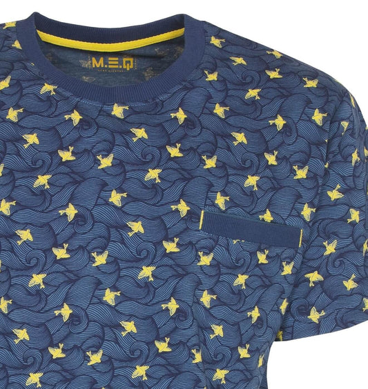 Blauwe heren shortama top met geel vogelpatroon en golvende lijnen. M.E.Q. label zichtbaar.