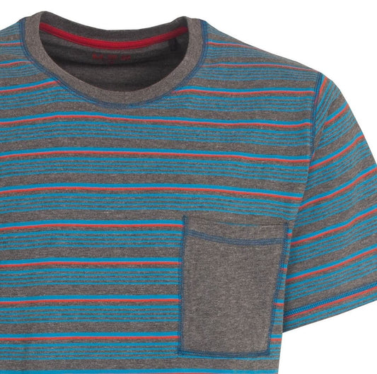 Gestreept T-shirt van een heren shortama set in blauw, grijs en rood met een borstzakje en ronde hals.