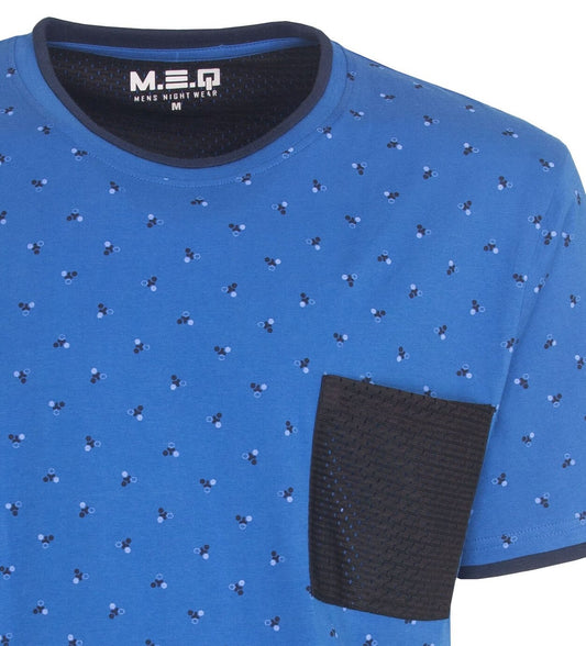 Blauwe heren pyjama top met kleine stippenpatroon en donkere borstzak, merk MEQ zichtbaar op label