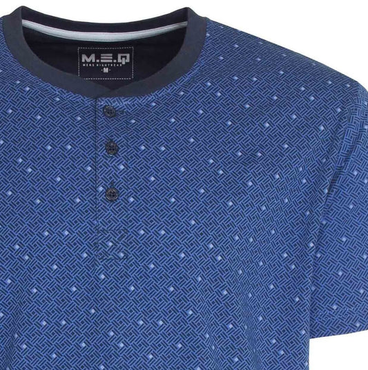 Blauw shortama bovenstuk met geometrisch patroon en lichtblauwe stippen, donkere hals en knoopsluiting