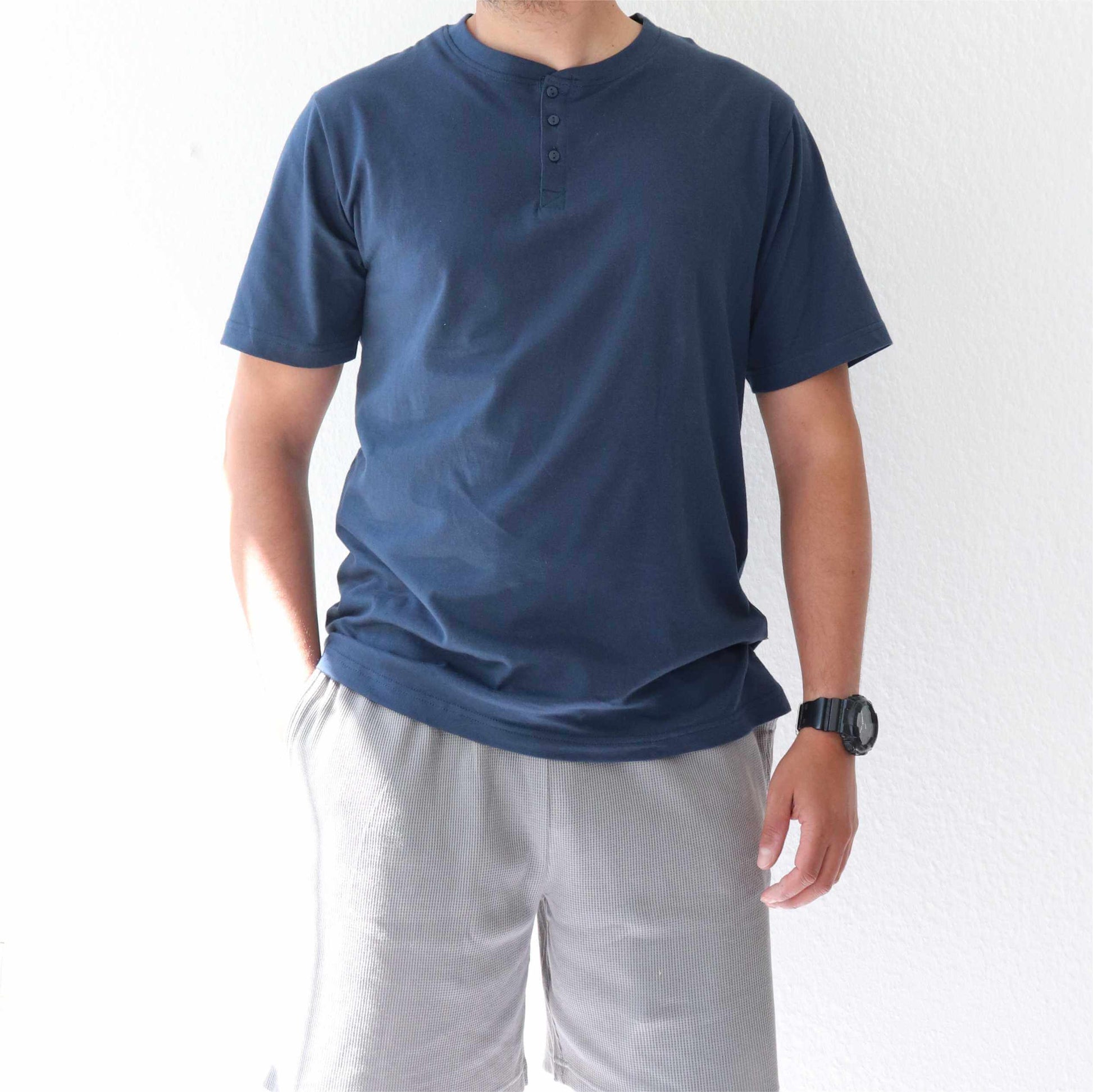 Blauwe katoenen heren shortama, bestaande uit een shirt met knoopsluiting en een lichte korte broek.