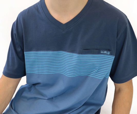 Donkerblauwe heren pyjama top met V-hals, lichtblauwe strepen op de borst en MEQ logo op de borstzak