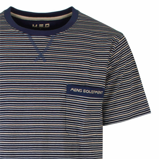 Gestreept T-shirt met ronde hals en borstzak, met 'Mens Equipment' logo.druk. Voornamelijk blauw en wit gestreept.