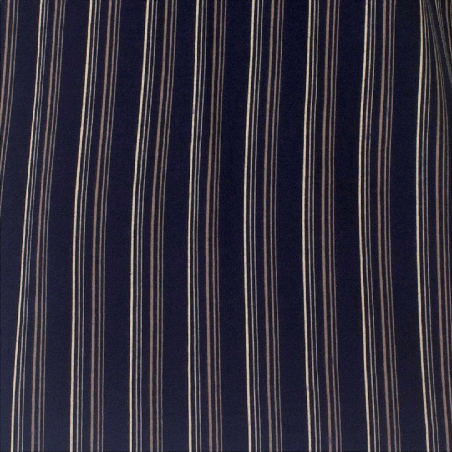 Donkerblauwe stof met fijne verticale strepen in lichtere tinten, een patroon voor pyjama's of shortama's.
