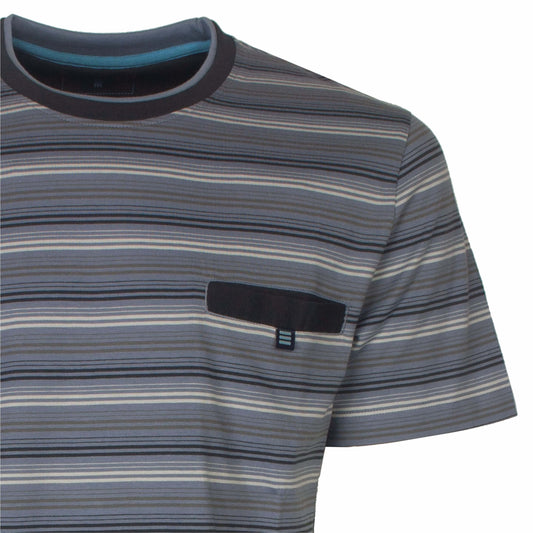Grijze gestreepte heren T-shirt met zwarte kraag en klein zwart zakje op de borst, onderdeel van shortama set.