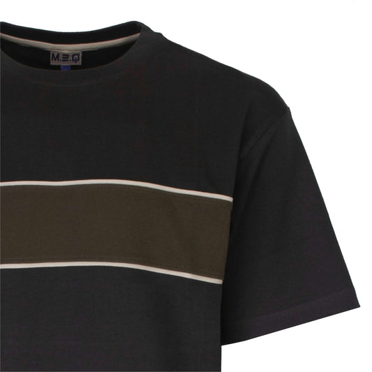 Zwart T-shirt met khaki streep in het midden, omrand door dunne witte lijnen. MEQ-label zichtbaar in de kraag.