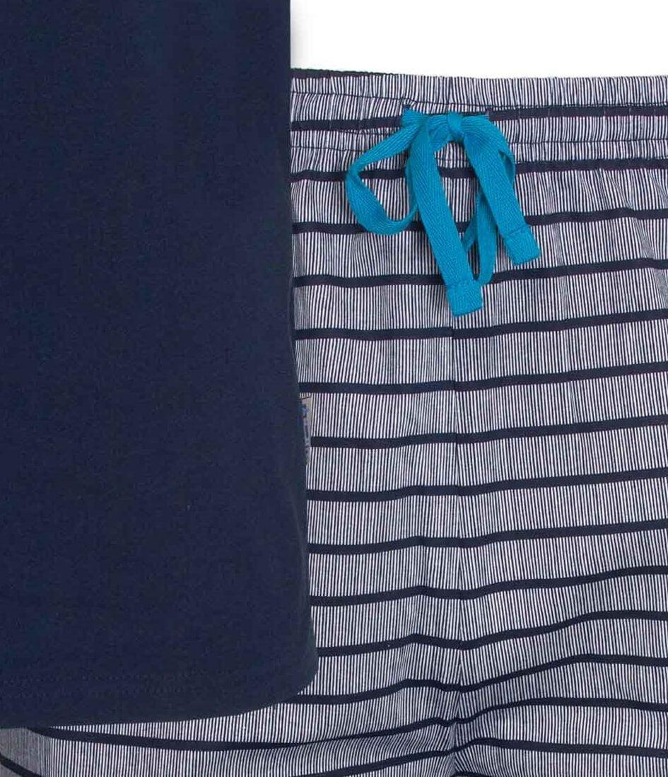 Blauw-wit gestreepte pyjama broek met effen blauwe top. Turquoise aantrekkoord in de tailleband.