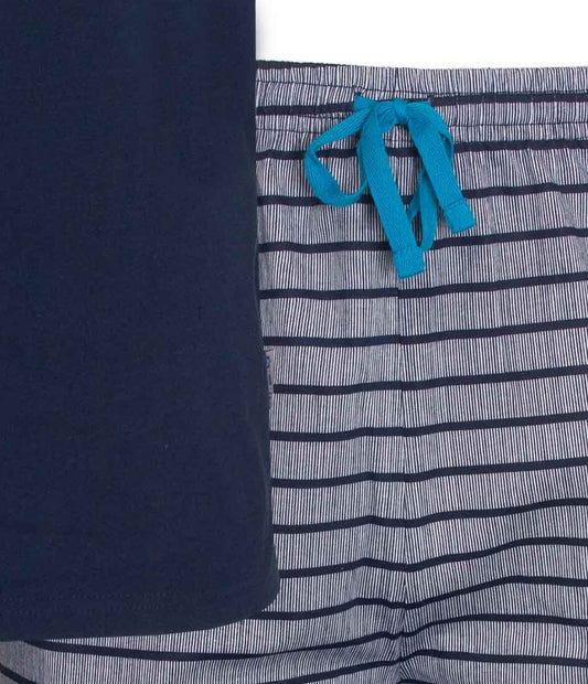 Blauw-wit gestreepte pyjama broek met effen blauwe top. Turquoise aantrekkoord in de tailleband.