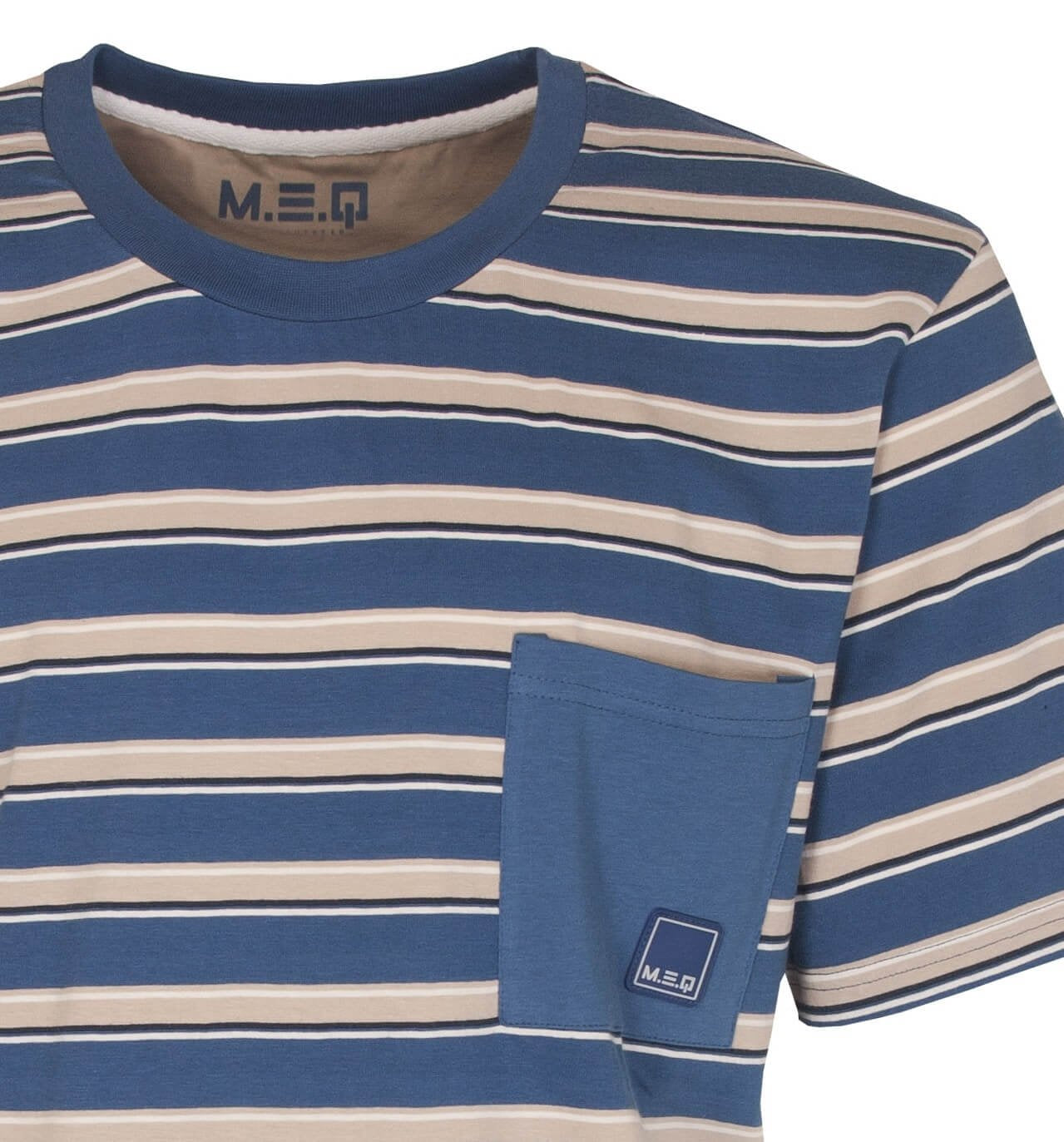 Blauw en beige gestreept T-shirt met korte mouwen, ronde hals en borstzakje. MEQ-logo op zak en binnenkant.