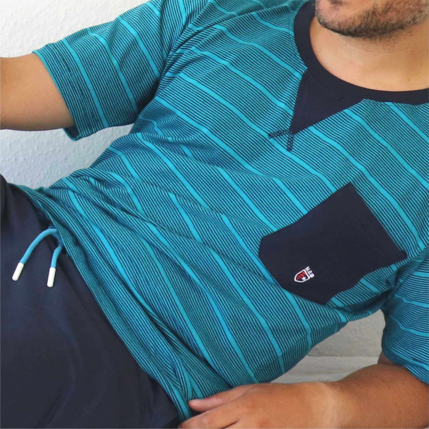 Blauw gestreepte heren shortama met korte mouwen, zwarte accenten en een klein merklogo op de borstzak